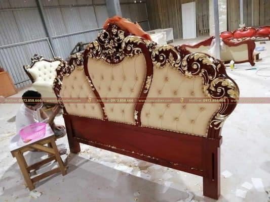 Quá trình dát vàng một chiếc giường tại xưởng của Gỗ Cổ Điển
